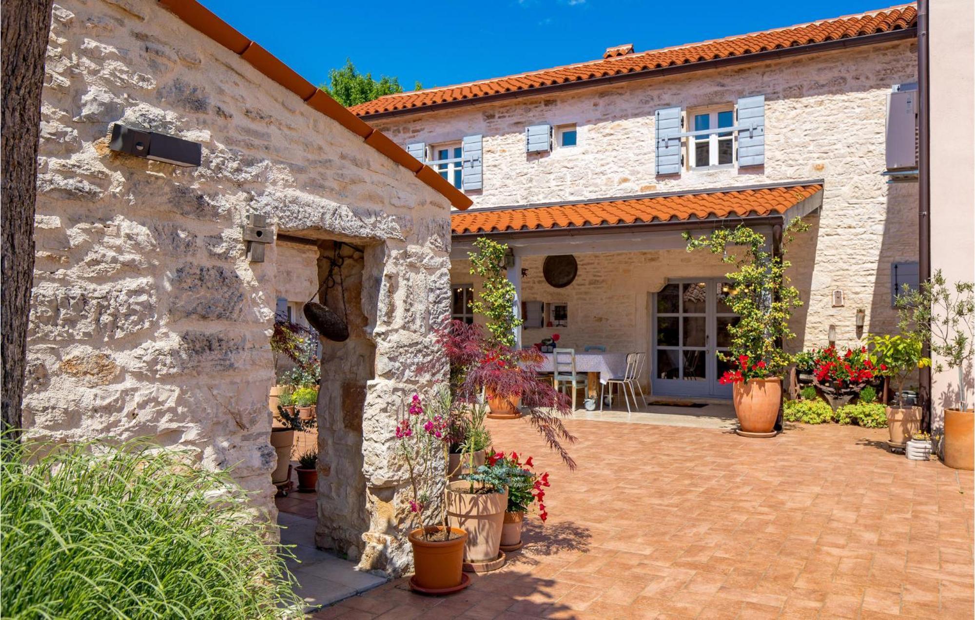Amazing Home In Foli With Kitchen Exterior foto